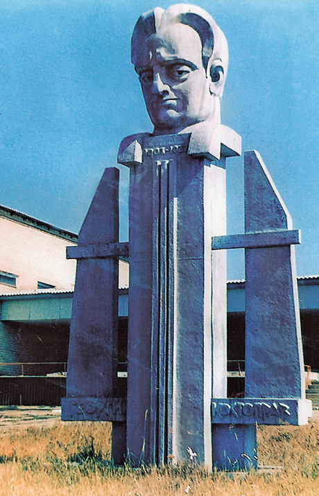 Пам’ятник поетові на його малій батьківщині. Фото Сумської обласної академічної бібліотеки.